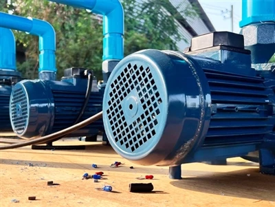 Apa fungsi dan keuntungan dari kontrol pompa yang digerakkan motor listrik